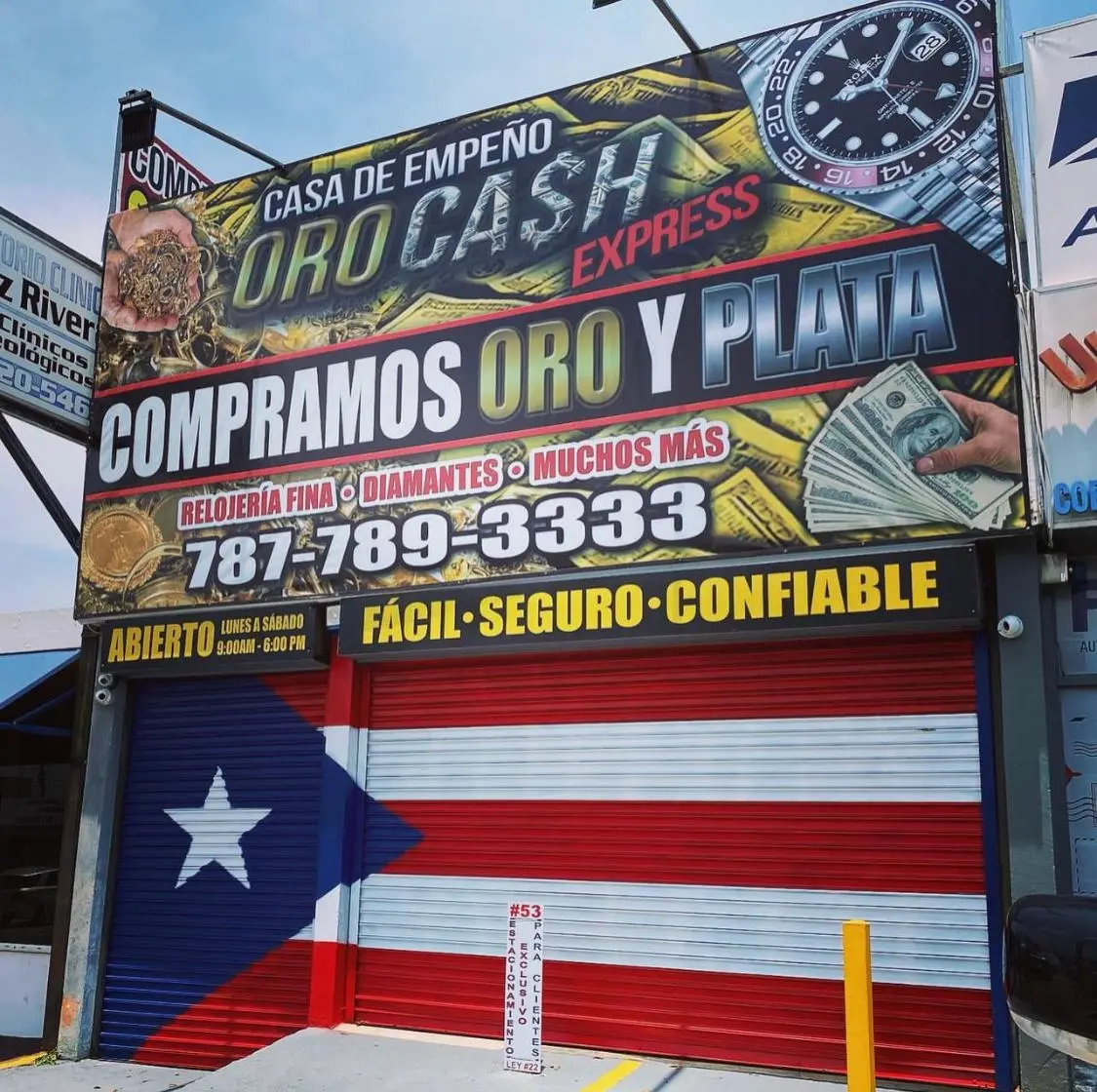 Rótulo de la casa de empeño Oro Cash Express en la fachada del local, con el teléfono y el lema Fácil, Seguro, Confiable.