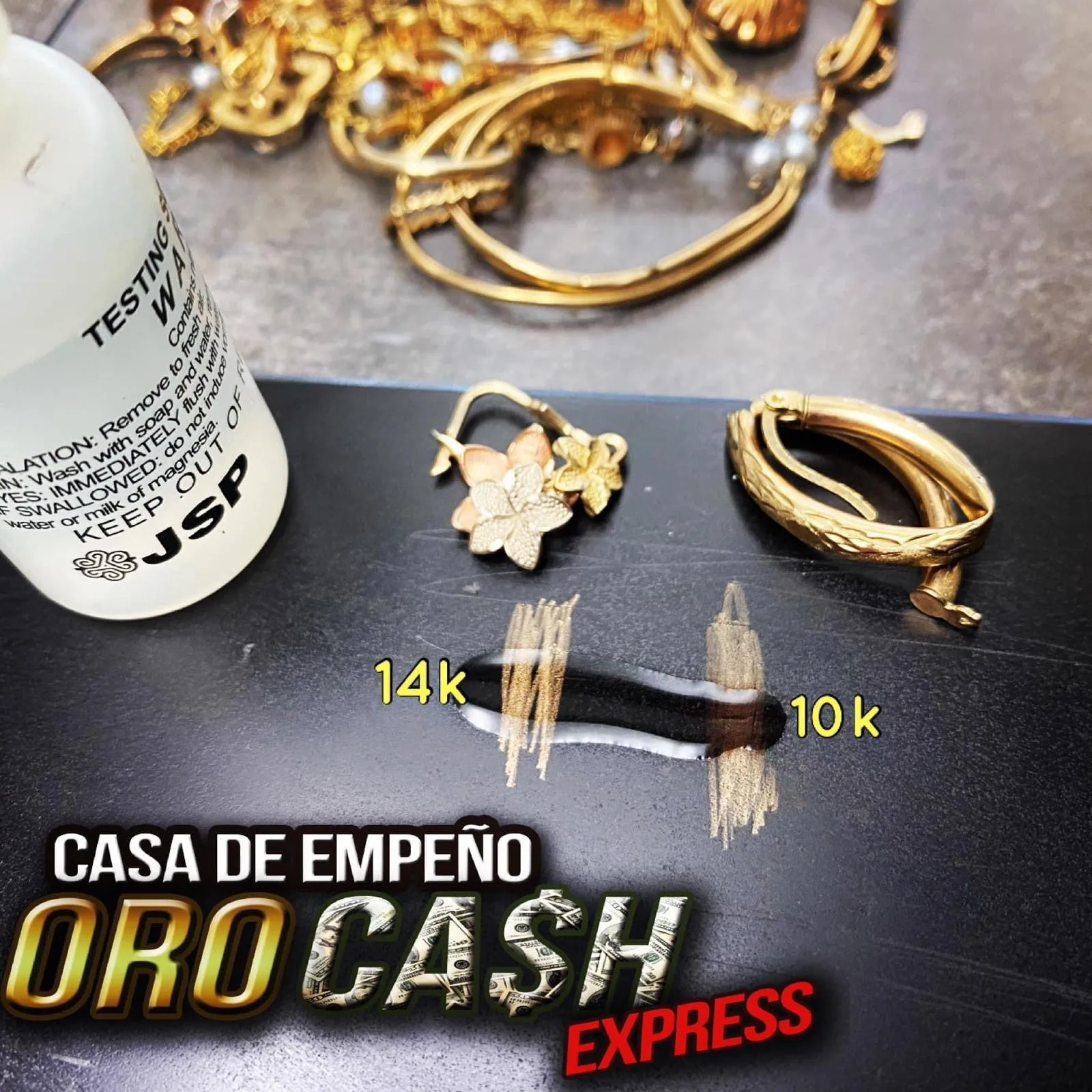 Prueba de ácido sobre la piedra de toque, con las marcas de 14k y 10k junto a prendas de oro y el frasco de solución de prueba.